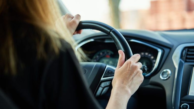 Erro comum no trânsito urbano pode comprometer a vida útil do motor; veja como evitar prejuízos