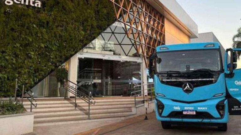Caminhão elétrico transporta 27 toneladas e sobe a Serra da Anchieta pela primeira vez no Brasil