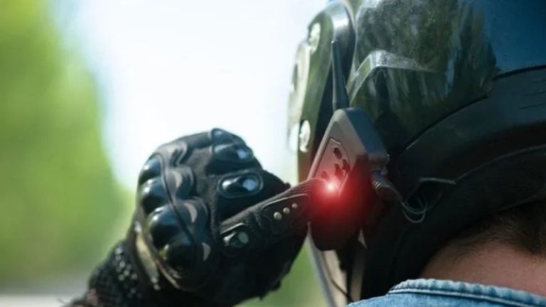 Capacete com Bluetooth: inovação ou infração? Entenda o que diz a lei brasileira