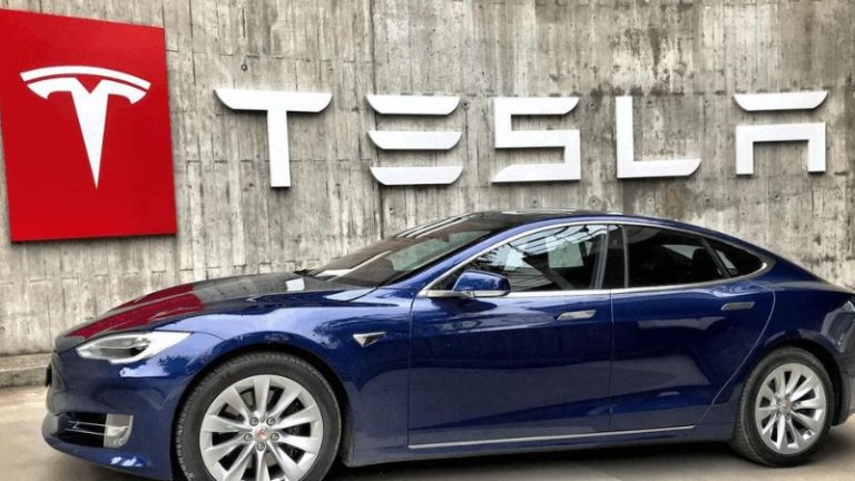 Tesla bate recorde de vendas nos EUA com apoio fiscal, mas enfrenta queda global