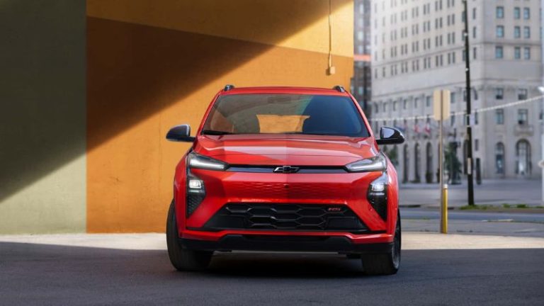 Chevrolet Bolt 2027 será relançado em 2026 com mais tecnologia e preço competitivo