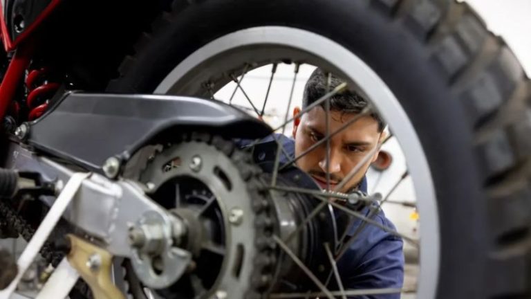 Pare de gastar dinheiro: 5 itens da manutenção de moto que você pode fazer em casa