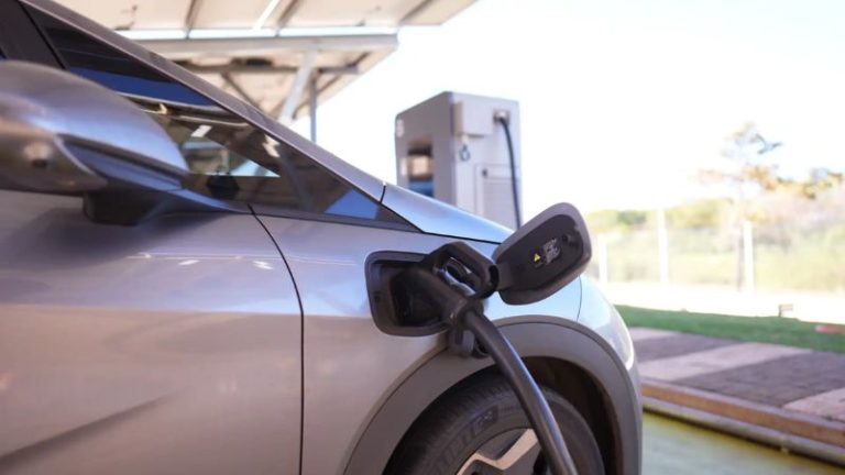 BYD lança carregador de 1.000 kW e promete recarga de carros elétricos em apenas 5 minutos