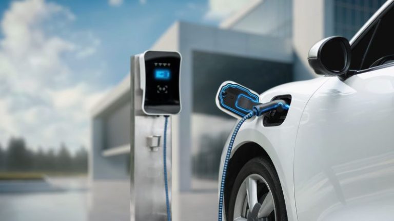 Não carregar um híbrido plug-in compromete eficiência, sustentabilidade e economia, alerta estudo da Toyota