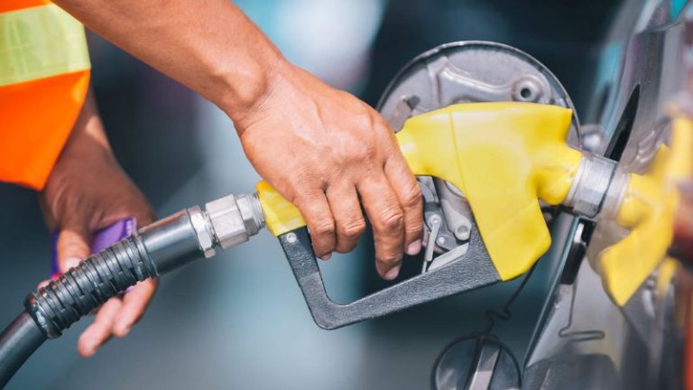 Golpe do metanol na gasolina volta a preocupar motoristas: saiba como se proteger
