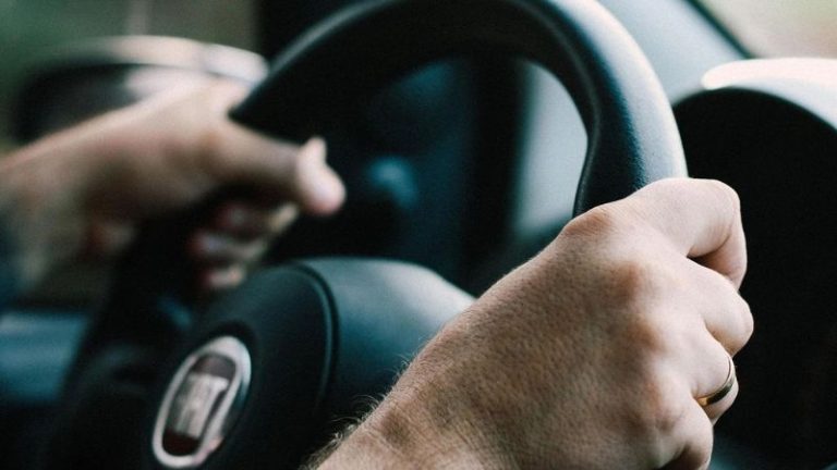 Economia que sai caro: 5 hábitos que podem comprometer seu carro e seu bolso