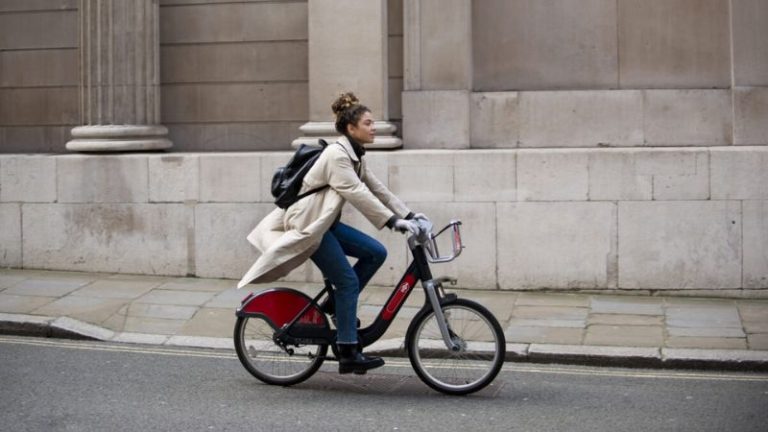 Novas regras do Contran levantam dúvidas sobre cobrança de IPVA para bicicletas elétricas e cadeiras de rodas motorizadas