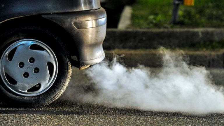 Fumaça no escapamento: entenda o que cada cor revela sobre a saúde do motor