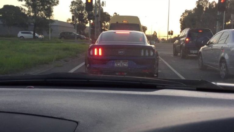 Por que as luzes de seta dos carros nos EUA são vermelhas, e não âmbar