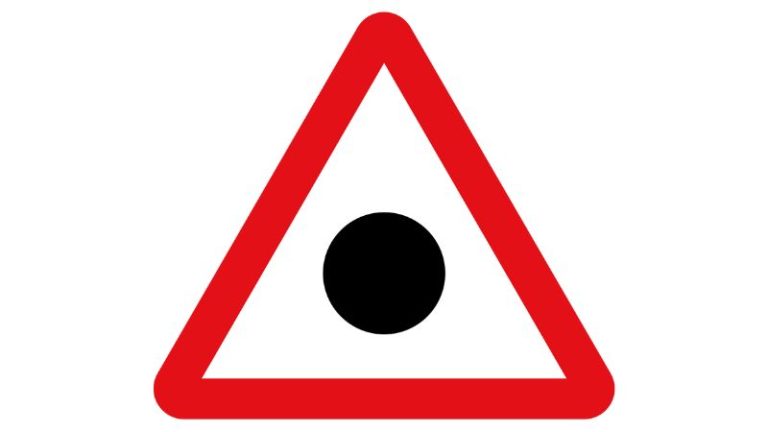 Placa de trânsito pouco conhecida alerta para pontos críticos de acidentes