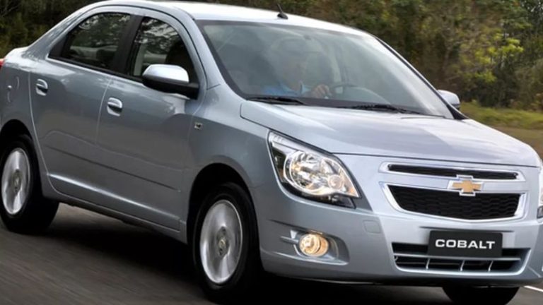 Chevrolet Cobalt ou Prisma? Comparativo revela qual sedã usado oferece melhor custo-benefício