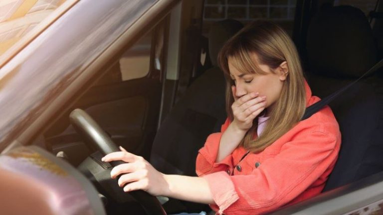 Estudo revela que ouvir músicas alegres pode aliviar sintomas de enjoo em veículos