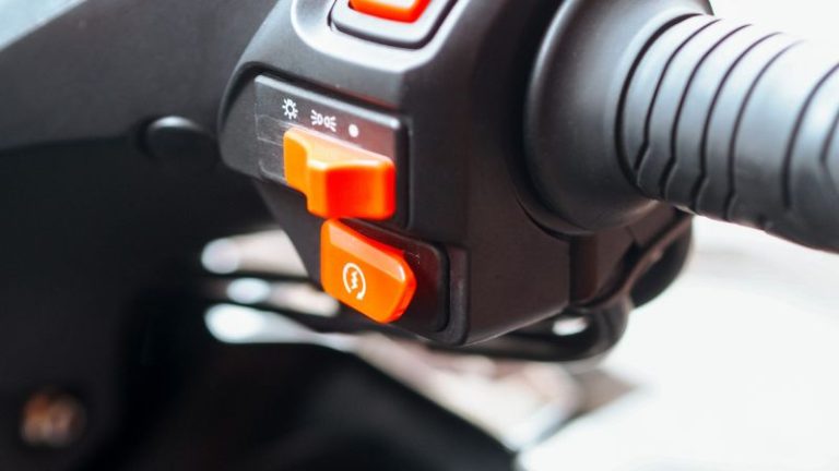 Freio da moto “sumindo”? Entenda os riscos e como evitar