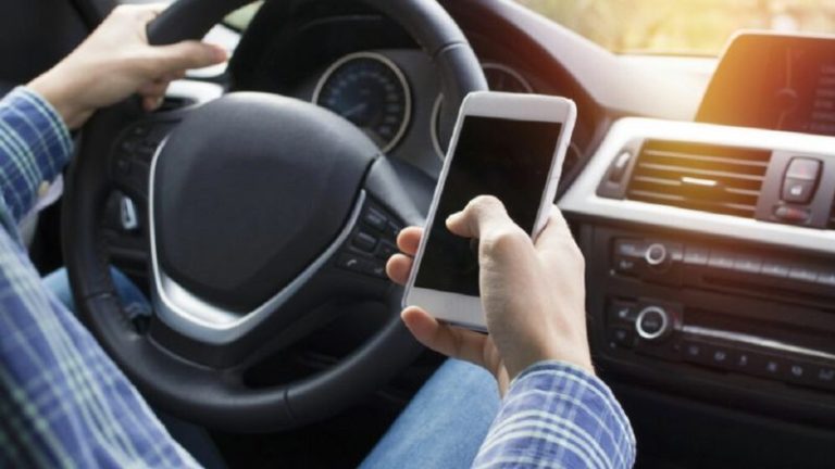 Celular ao volante já supera álcool e criminalidade como principal causa de acidentes no Brasil