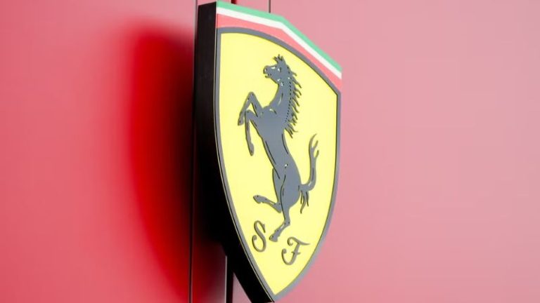 Ferrari supera expectativas no 3º trimestre com lucro de US$ 439,5 milhões, apesar da queda nas ações