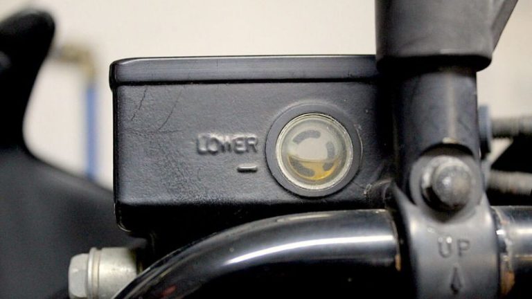 Troca do fluído de freio é essencial para evitar falhas graves em motocicletas