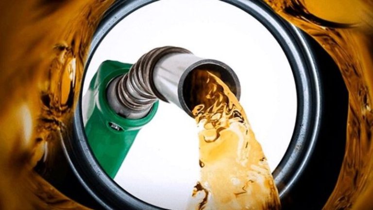 Abastecer o carro aos poucos pode sair mais caro para o motorista, alertam especialistas