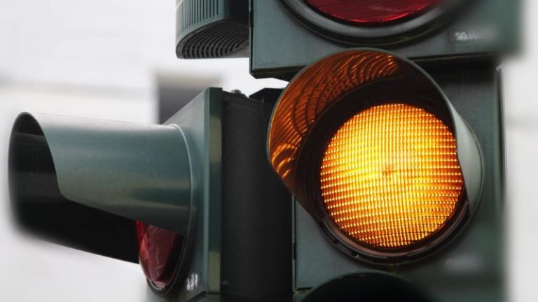 Acelerar no sinal amarelo dá multa? Entenda o que diz a lei