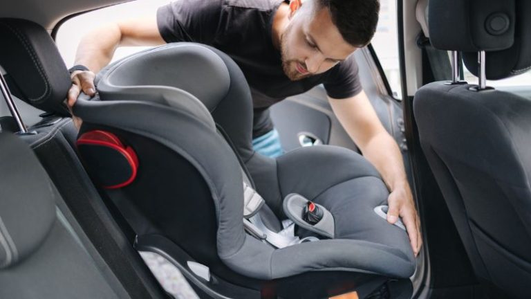 Posição da cadeirinha infantil no carro pode salvar vidas, apontam especialistas em segurança viária