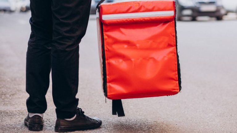 Fiscalização intensifica aplicação da Lei dos Motoboys e jovens com menos de 21 anos podem ser multados