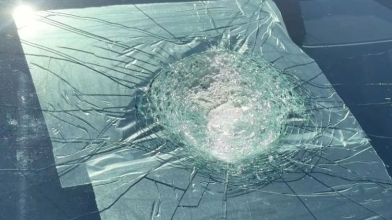 Tesla é atingido por objeto misterioso na Austrália e piloto automático segue funcionando normalmente