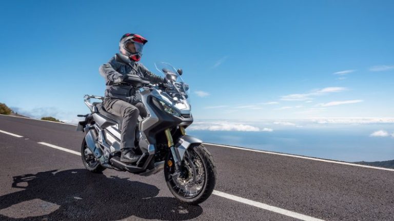 Novas regras para ciclomotores entram em vigor em 2026 e exigem habilitação e emplacamento