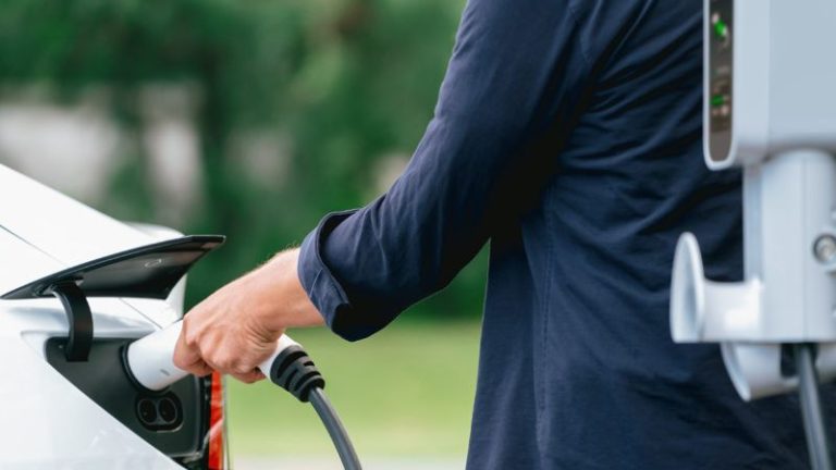 Carros elétricos desvalorizam mais que os a combustão, aponta levantamento do mercado automotivo