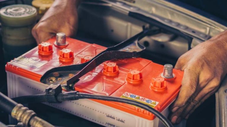 Como ligar um carro com bateria descarregada sem depender de outro veículo