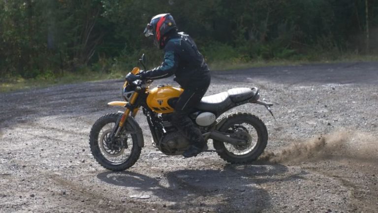 Triumph Scrambler 400XC chega ao Brasil em dezembro com proposta mais off-road