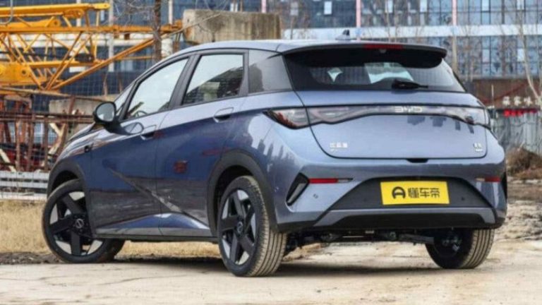 BYD Dolphin 2027 é registrado no Brasil com novo visual, mais potência e interior reformulado