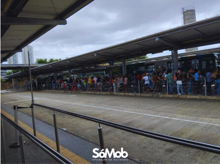 Filas e superlotação marcam operação de linha especial após suspensão do metrô em Salvador