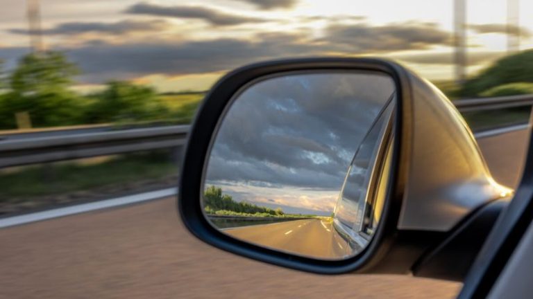 Lei do Retrovisor entra em vigor e muda regras para veículos no Brasil