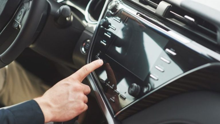 Cheiro de “pano molhado” no ar-condicionado do carro: truque simples elimina o problema