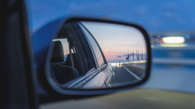 Nova Lei do Retrovisor redefine regras e pode multar motoristas em R$ 195