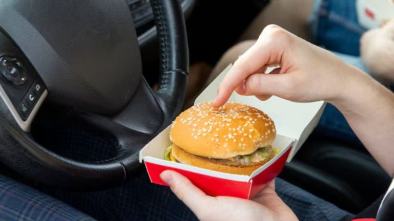 Deixar o carro ligado enquanto está parado dá multa? O que diz a lei