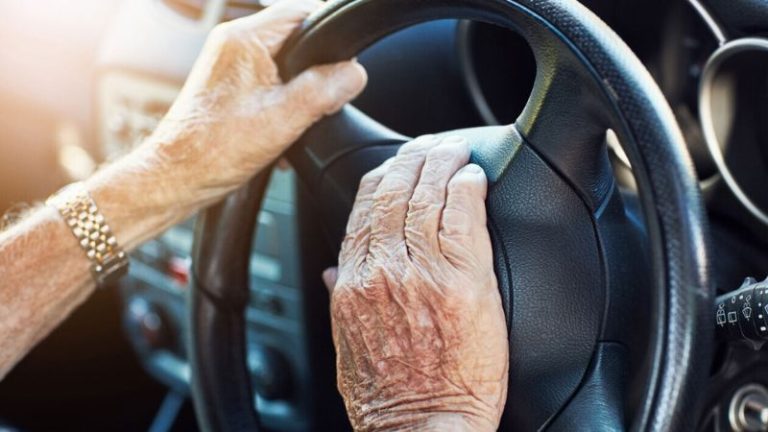 Cotia aprova gratuidade na Zona Azul para idosos acima de 60 anos