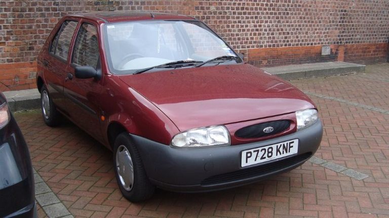 Carros de 1996 poderão receber placa preta em 2026