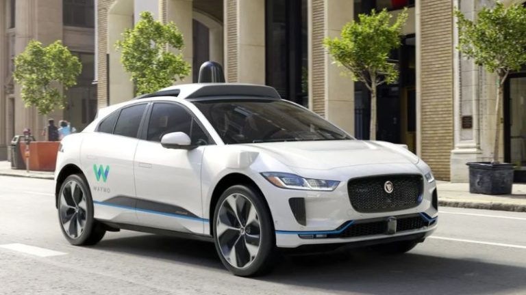 EUA determinam recall de mais de 3 mil robô-táxis da Waymo após falha grave