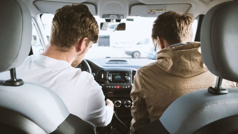 Uber e a polêmica dos quatro passageiros: o que realmente vale