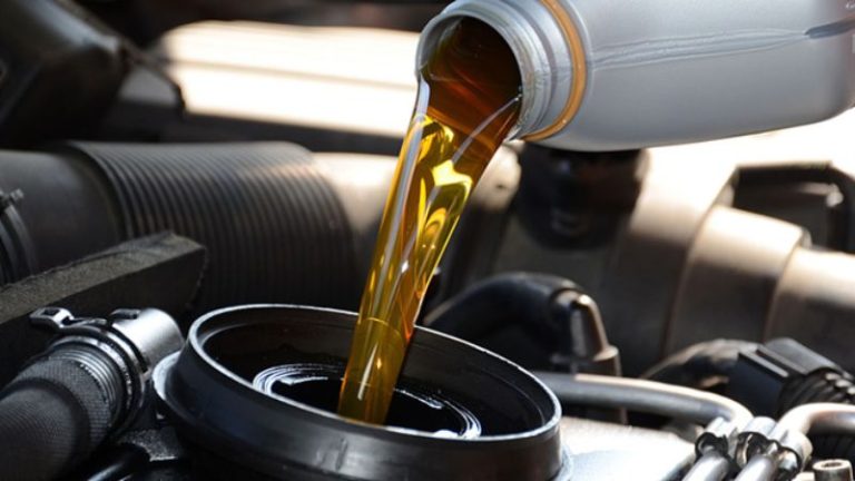 Como identificar se o óleo do carro já venceu e evitar prejuízos