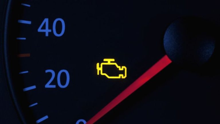 Luz da “torneirinha” no painel: entenda o alerta da injeção eletrônica