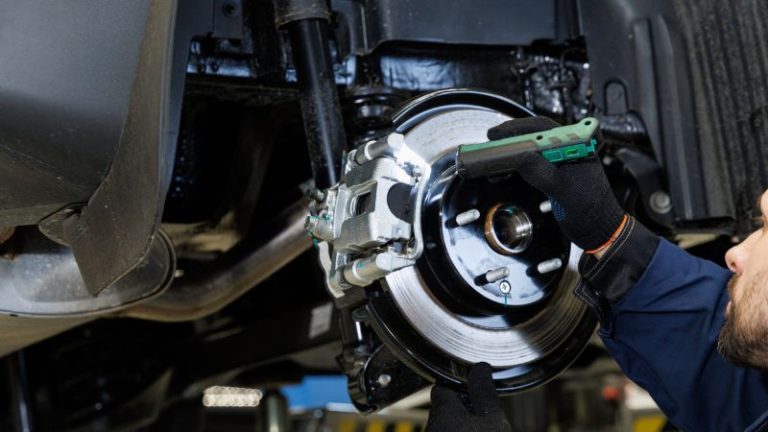 Freio chiando? Entenda as causas e como resolver sem gastar muito