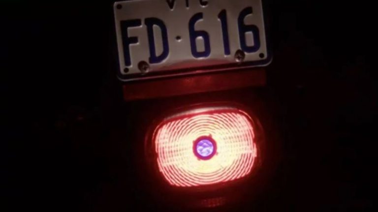 Pontos azuis nas lanternas de motos: moda nostálgica volta às ruas