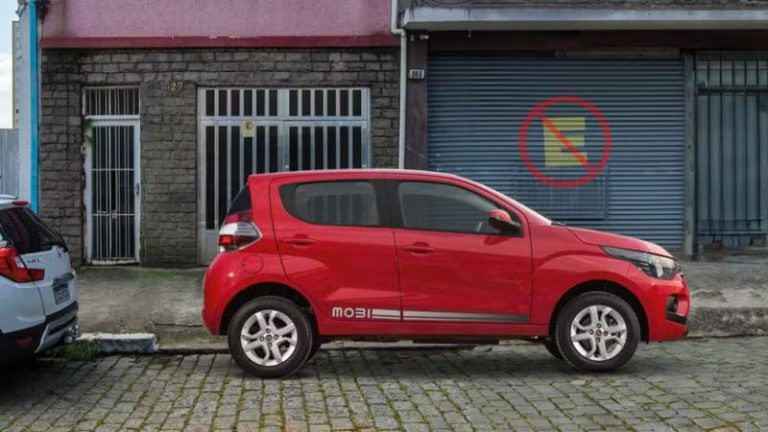 Estacionar na frente da própria garagem pode gerar multa: entenda o que diz a lei