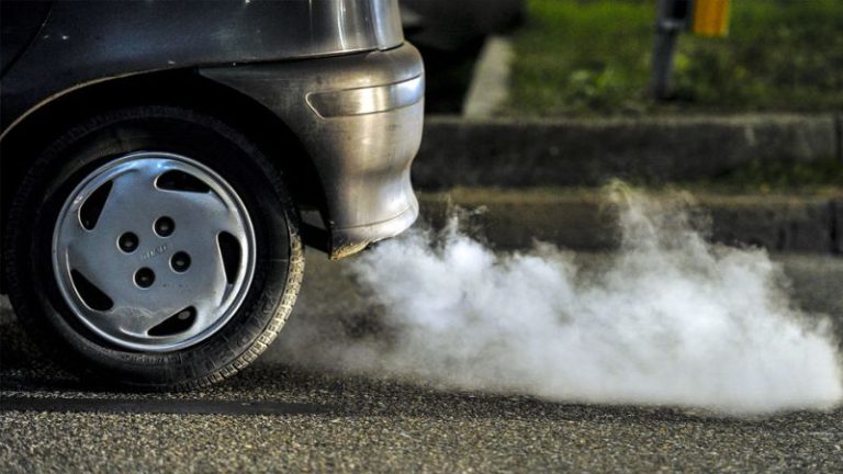 União Europeia avalia flexibilizar proibição de motores a combustão em 2035