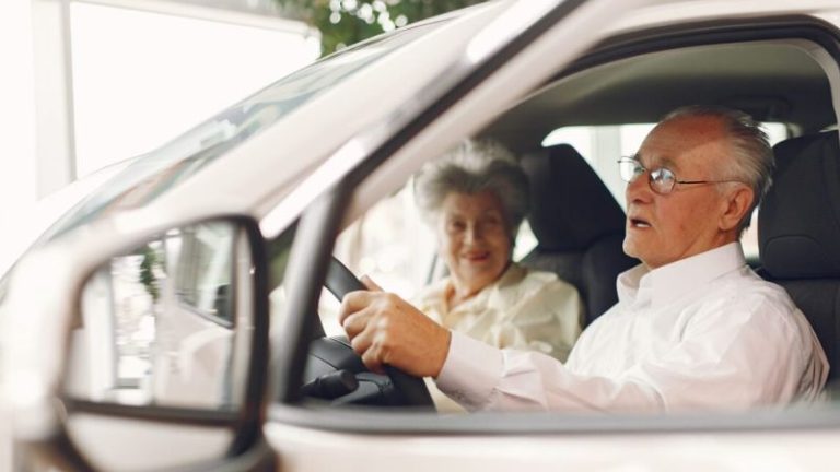 Cotia aprova lei que garante estacionamento gratuito para idosos acima de 60 anos