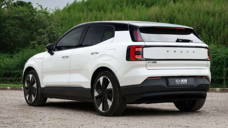 Volvo EX30 Ultra Twin Motor chega ao Brasil com 428 cv e aceleração de supercarro