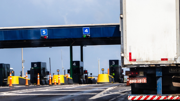 Idosos não têm isenção de pedágio em 2026: entenda o que diz a lei