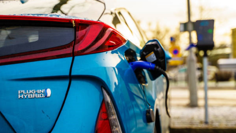 Híbridos plug-in podem poluir mais que carros convencionais sem recarga regular