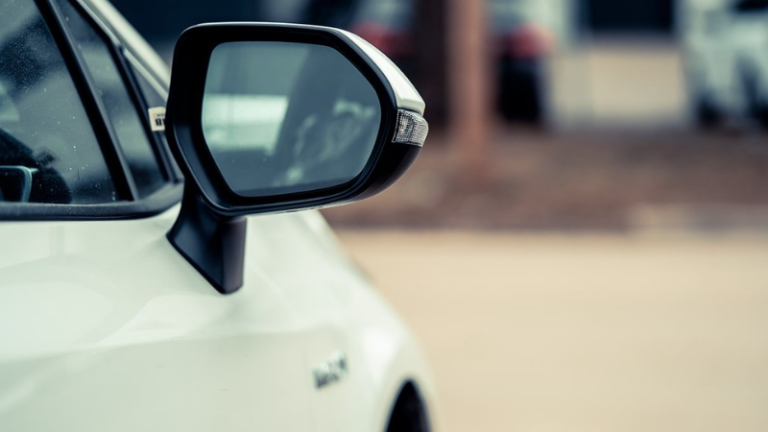 Retrovisores passam a ser item de fiscalização obrigatória em 2026